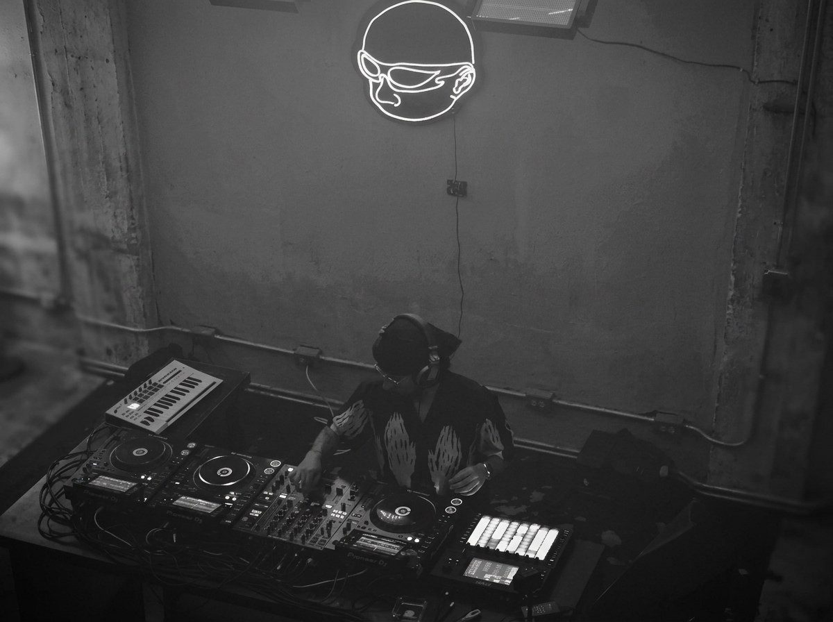 CABE actuando en cabina, fotografía en blanco y negro